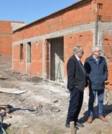 Lunghi supervis el avance de las obras de construccin de 48 viviendas en el Barrio Arco Iris